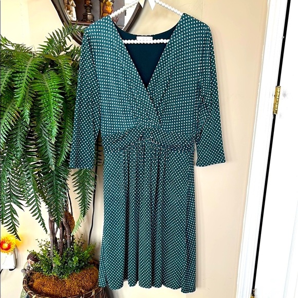 Le Lis Green White Dotted Ruched Dress V-Neck 3/4 Sleeves A-Line Swing Office - Picture 1 of 14